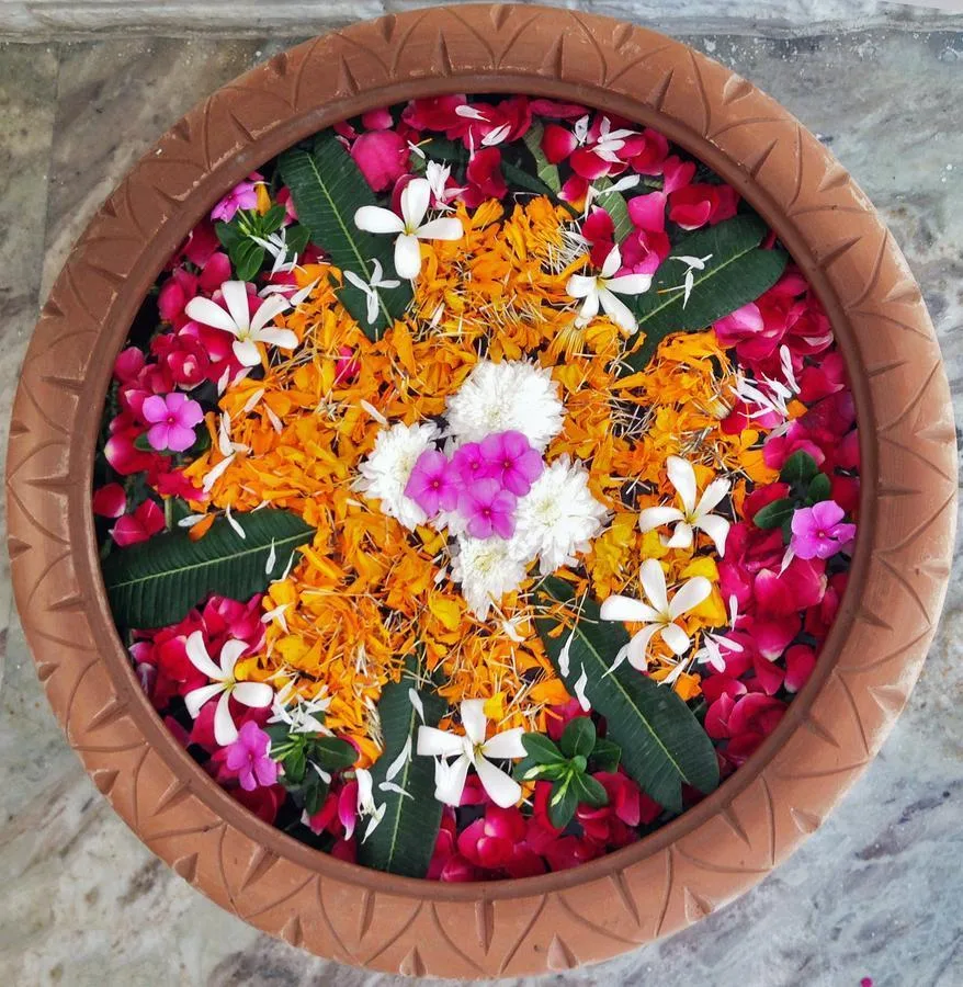 Earthen Clay Urli Container with Floating Flower Rim Traditional Oil-rubbed High Lustre Polish